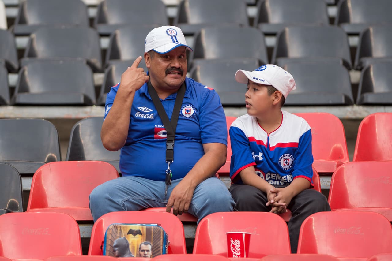 Los fanáticos de Cruz Azul en el Estadio Azteca a minutos del juego contra Monarcas Morelia por la Jornada 17 del Clausura 2019.