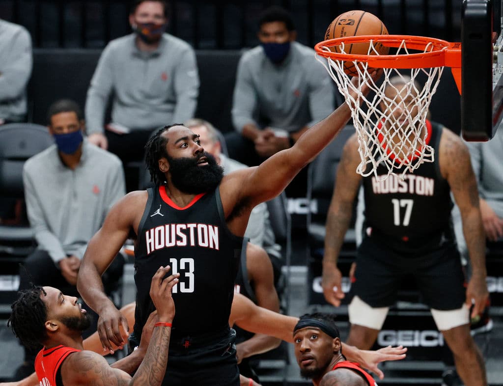 James Harden reivindica MVP y lleva a Rockets al triunfo
