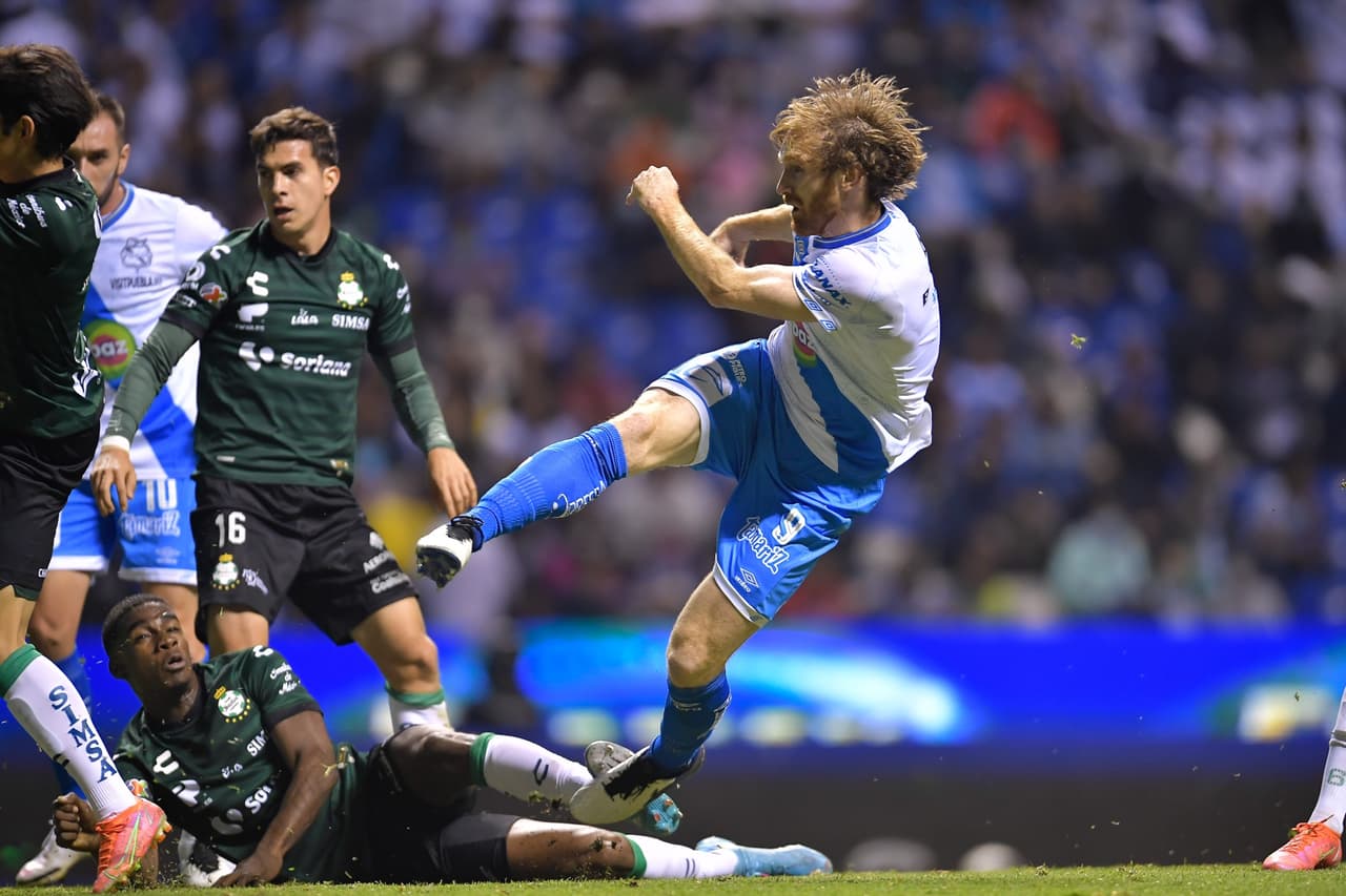 El Estadio Cuauhtémoc presenció un partido entretenido y dramático entre Puebla y Santos Laguna como parte de la Jornada 11.