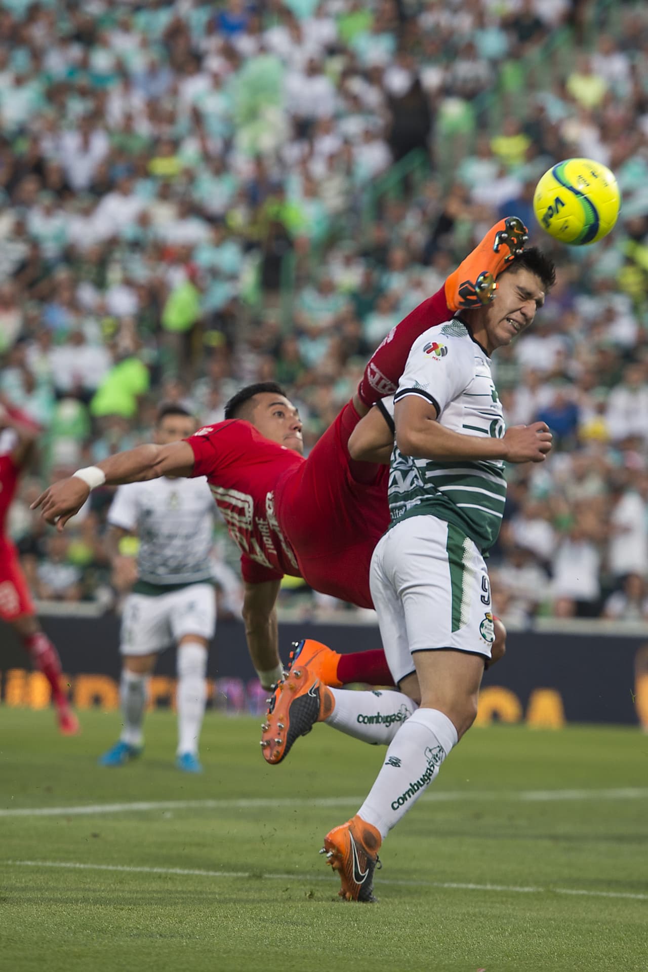 Toluca mostró su ofensiva y empezó a hacer diabluras en el terreno de Santos.