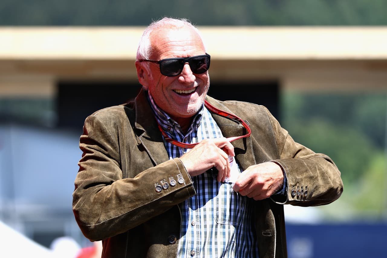 3. Dietrich Mateschitz - 18.9 billones de dólares: dueño de la bebida Red Bull y todos sus esfuerzos deportivos como New York Red Bulls (MLS), RB Leipzig (Bundesliga), RB Salzburg (Austria Bundesliga), Red Bull Racing (Fórmula 1), Red Bull Toro Rosso Honda (Fórmula 1), entre otros.