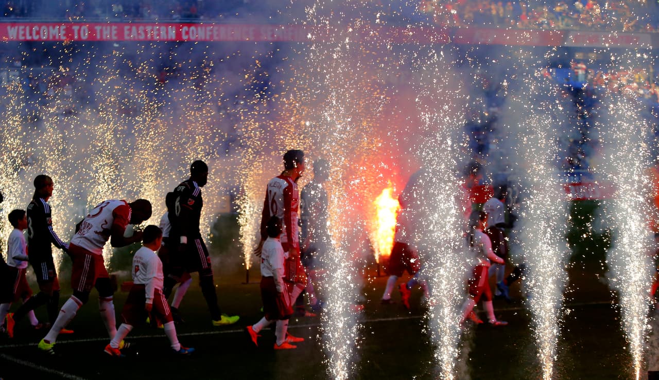 Salida iluminada para New York Red Bulls y DC United en el Red Bull Arena.