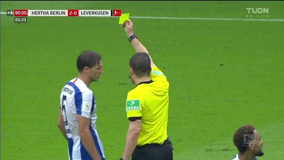 Tarjeta amarilla. El árbitro amonesta a Niklas Stark de Hertha BSC