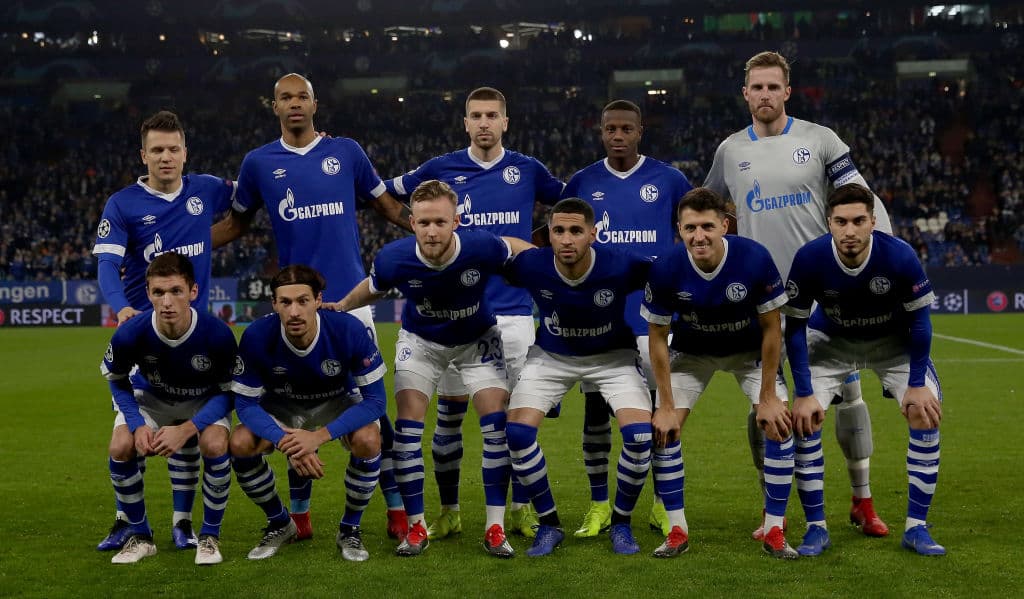 <b>11) Schalke 04</b>. El equipo Minero ha tenido una temporada extremadamente decepcionante. Luego de invertir en 2018-19 268.1 millones de dólares, marchan en el puesto 15 con 30 puntos. Si perdieran sus tres últimos juegos y el Stuttgart gana los tres restantes todavía los madaría al juego de promoción por la permanencia.