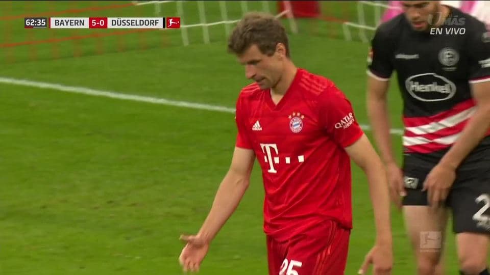 Tiro desviado de Thomas Müller