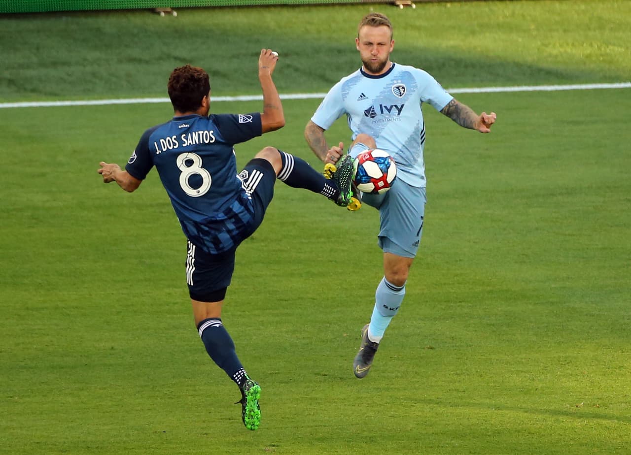 Uno de los mejores jugadores del Sporting Kansas City, el delantero escocés Johnny Russell tuvo un partido muy complicado, en parte por el marcaje de ayuda que le hizo Jonathan dos Santos, al no dejaron desbordar por los costados para mandar centros.