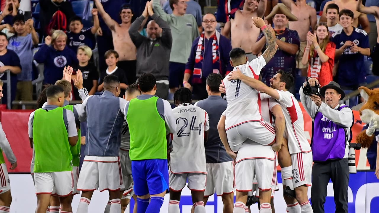 ¡Dramáticos penales! New England elimina al Atlas y avanza a octavos