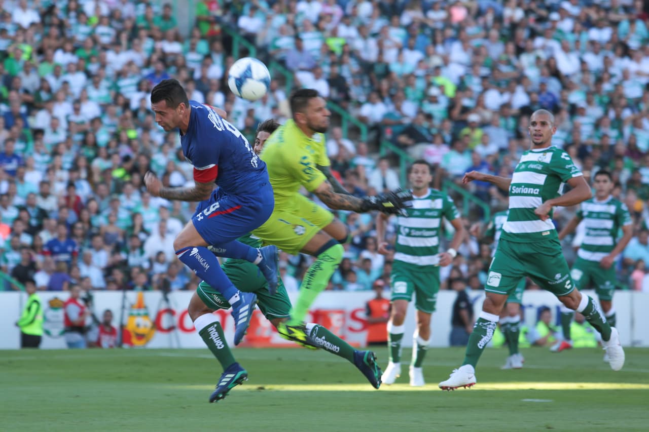 Jonathan Orozco tuvo una jugada de peligro ante el asedio de Milton Caraglio. Solo quedó en susto y la Máquina no concretó esa ocasión y se mantenía el 0-0.