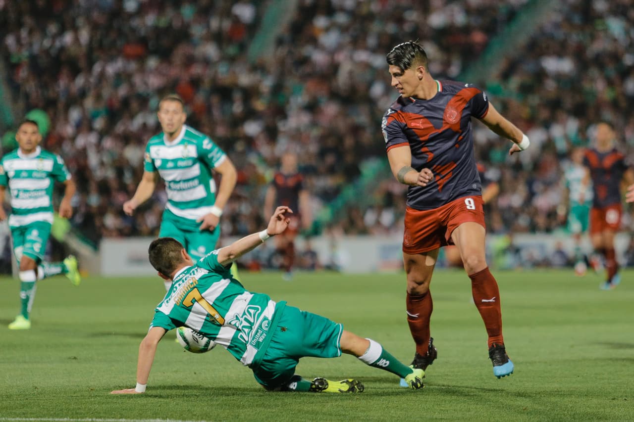 Se iba añejando el partido y aunque Santos ya no tenía tanto el balón en su poder, tenía lo más importante que era la ventaja. Aquí se le ve a Alan Pulido (der) buscar el esférico.