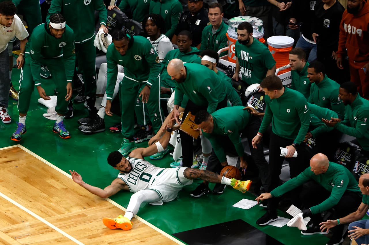 Con 43 puntos de un titánico Stephen Curry, los Golden State Warriors vencieron el viernes 107-97 en la cancha de los Boston Celtics y empataron 2-2 en las Finales de la NBA.