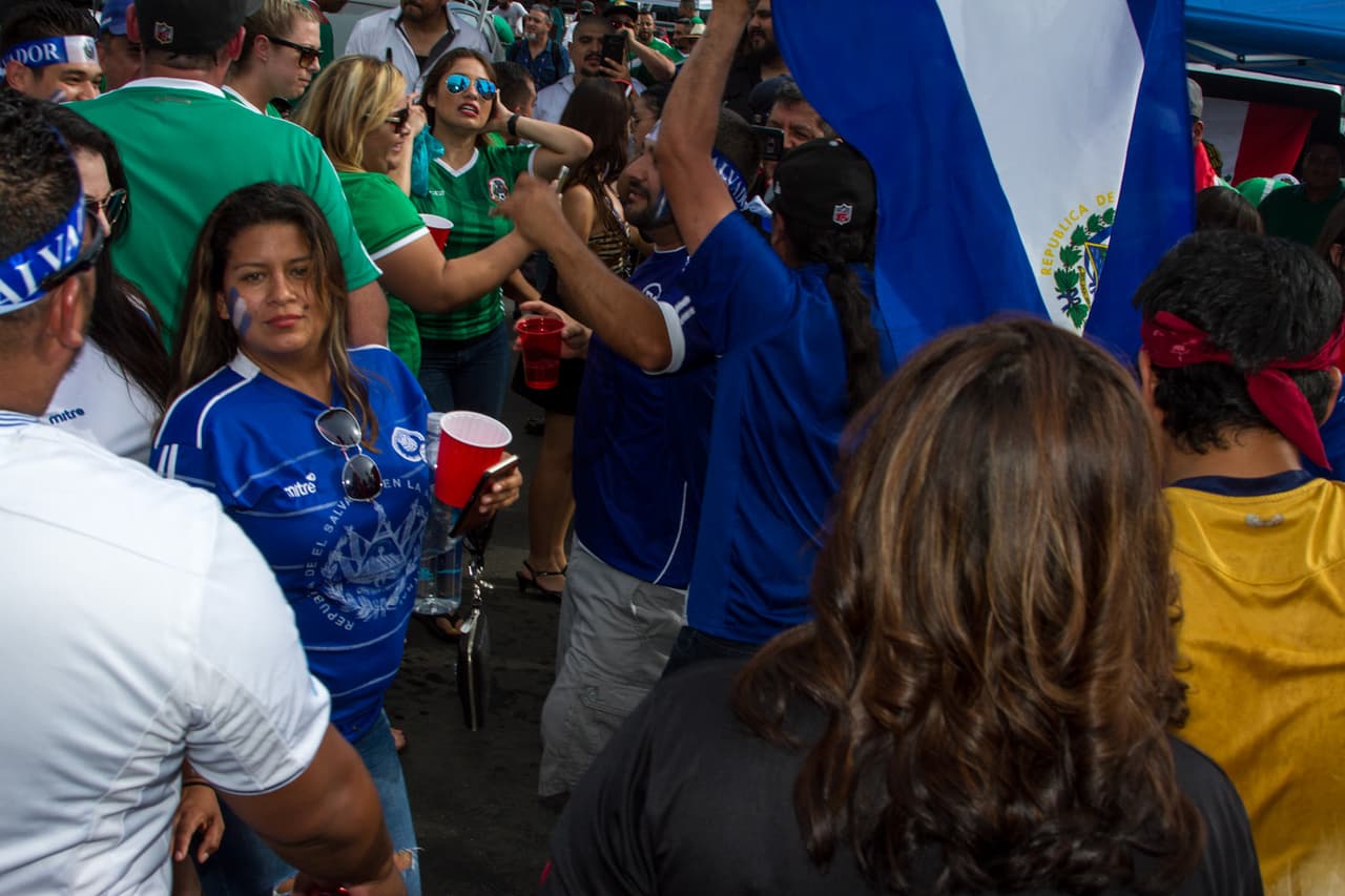 Horas antes del duelo entre México y El Salvador, los aficionados empezaron a hacer su partido en el estacionamiento del Qualcomm Stadium de San Diego, una fiesta llena de música y camaradería entre las dos naciones.