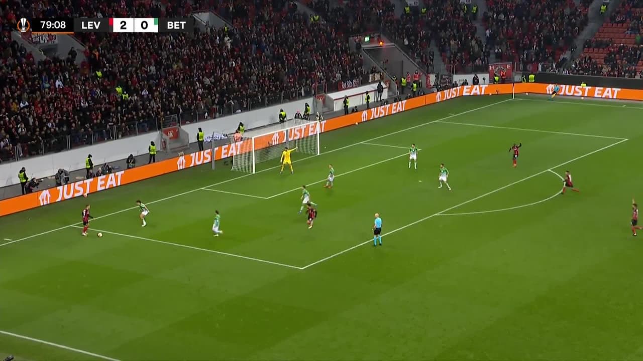 ¡TIRO ATAJADO! disparo por Kerem Demirbay.