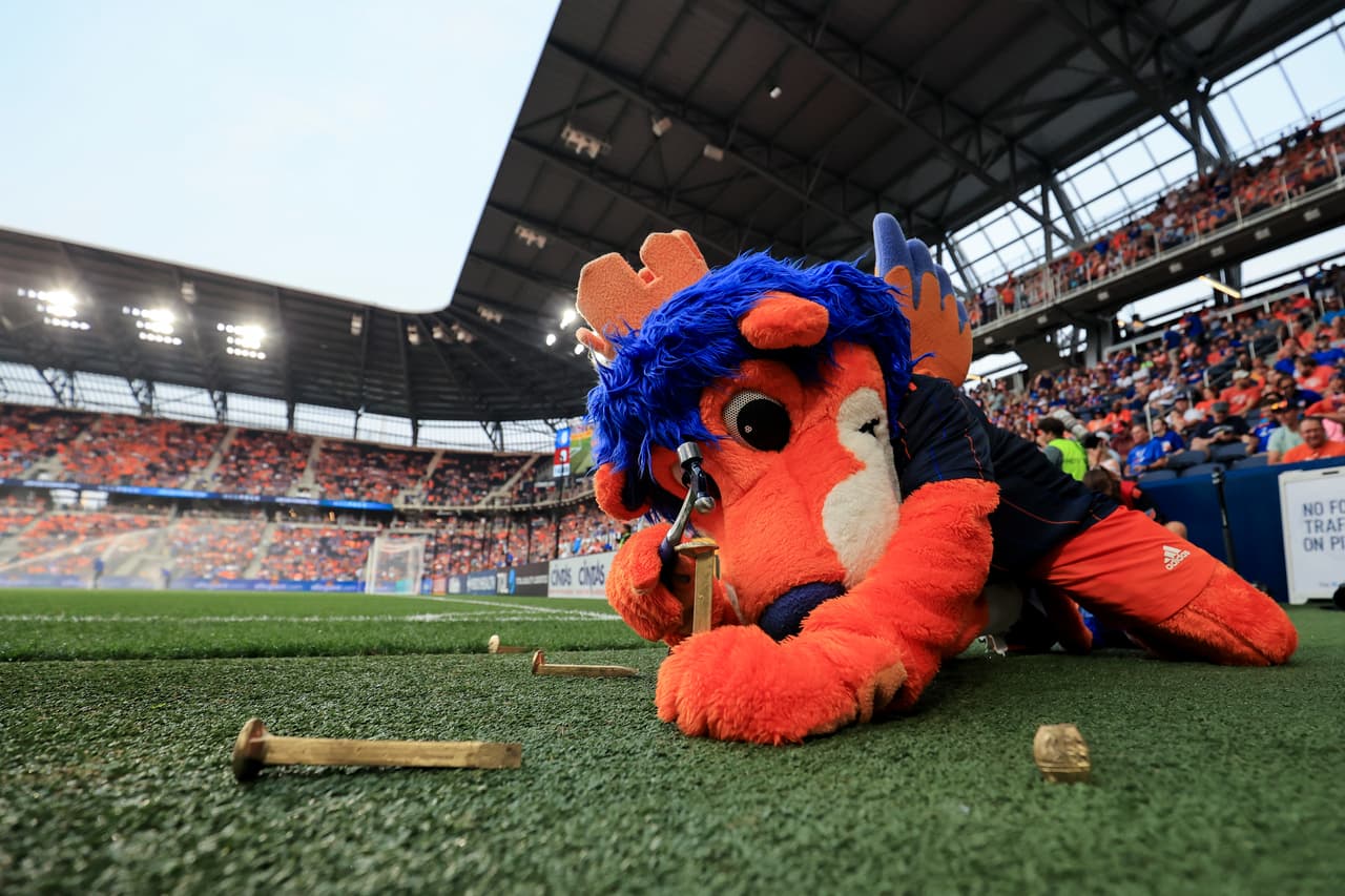 Antes del encuentro Gary the Lion, mascota de FC Cincinnati, hizo ejercicio para entrar en forma.
<br>