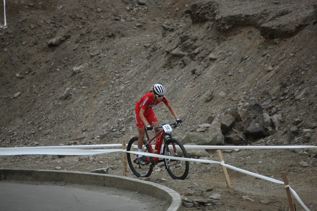 La ciclista Daniela Campuzano participó en la prueba de Cross Country Olímpico Femenino en las instalaciones del Circuito Morro Solar.