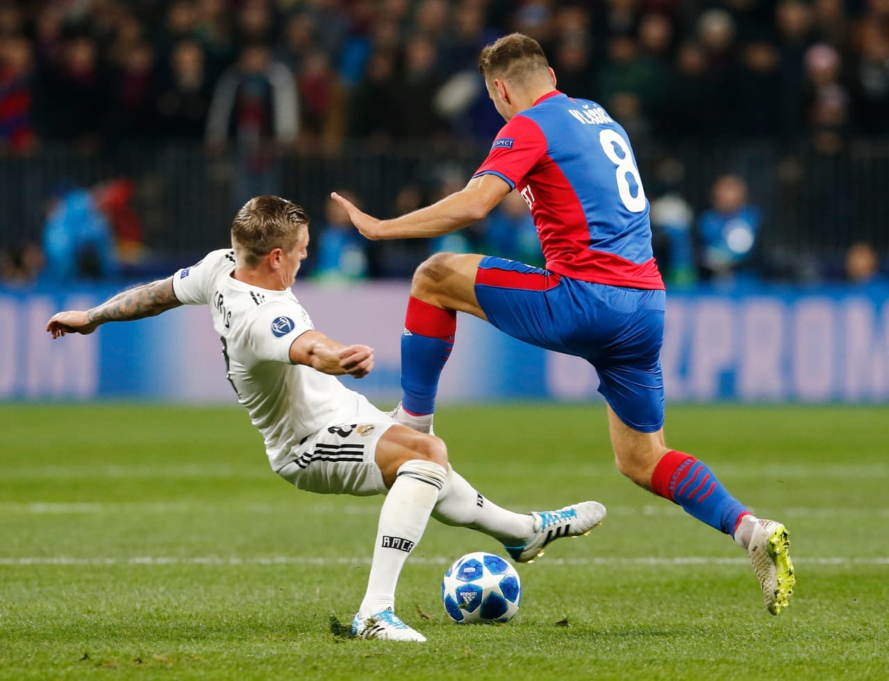 Real Madrid se vio superado por un equipo ruso que aprovechó su condición de local para imponerse ante el campeón de Europa, que perdió su invicto en Champions League.