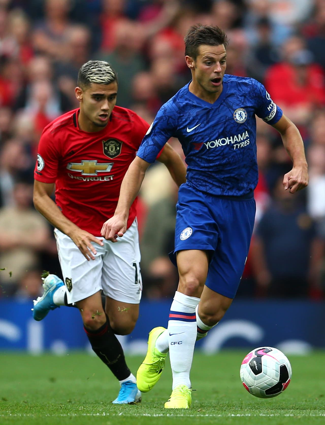 César Azpilicueta en la salida del Chelsea y Andreas Pereira en busca de sorprenderlo.