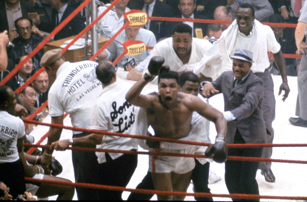 Así fue la celebración emocionada de ese 25 de febrero de 1964 en Miami Beach, cuando el legendario Muhammad Alí fue por primera vez campeón.