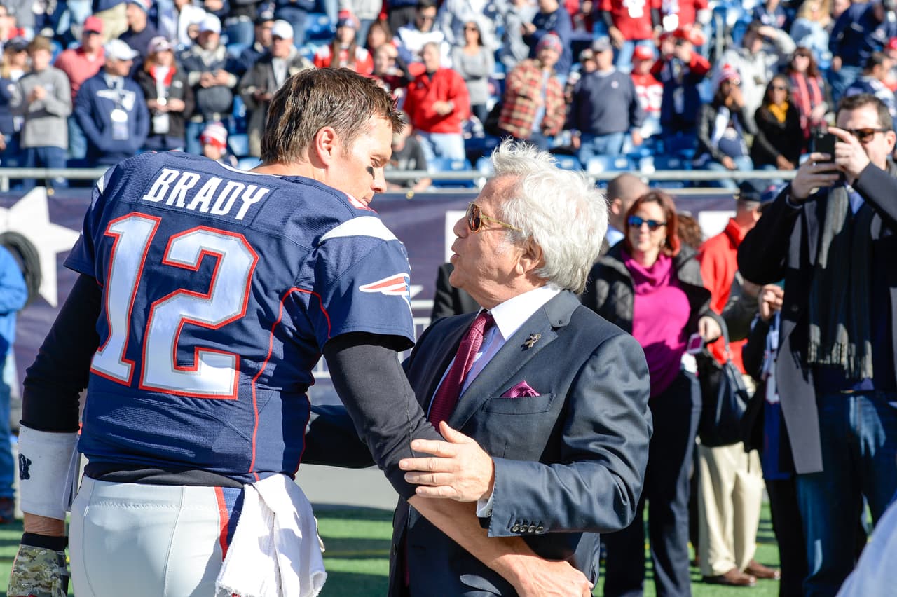 Robert Kraft, propietario de los New England Patriots, quiere que Tom Brady se retire como jugador de su equipo.