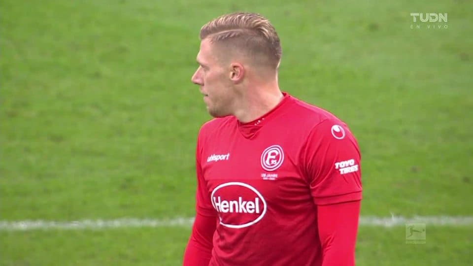 Arranca el partido y la pelota está en juego.