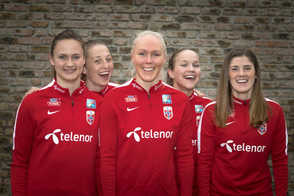 Noruega suma a su historial campeonatos de la Eurocopa femenina, una medalla de oro en Juegos Olímpicos y un Campeonato del Mundo en 1995. Es el primer selectivo en conseguir paga igualitaria que la selección varonil.