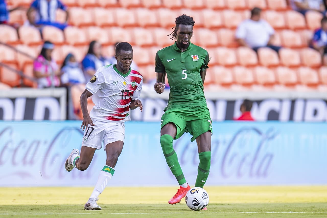 Gleofilo Vlijter y Nigel Hasselbaink se encargan de batir a Kévin Ajax para darle la victoria 2-1 sobre Guadalupe y se despiden con tres puntos en la bolsa.