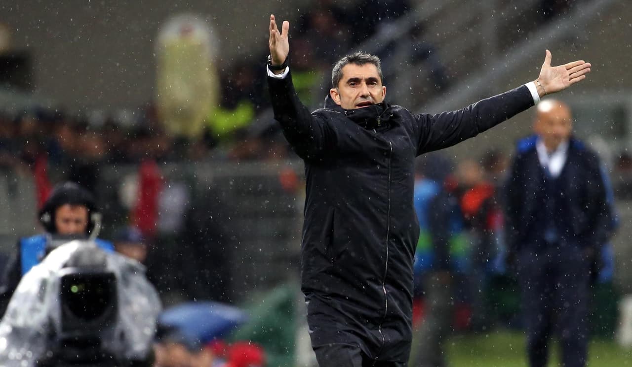 EPA7885. MILÁN (ITALIA), 06/11/2018.- El director técnico del Barcelona, Ernesto Valverde, da instrucciones a sus jugadores hoy durante un partido por el Grupo B de la Liga de Campeones de la UEFA en el estadio Giuseppe Meazza de Milán (Italia). EFE/Matteo Bazzi