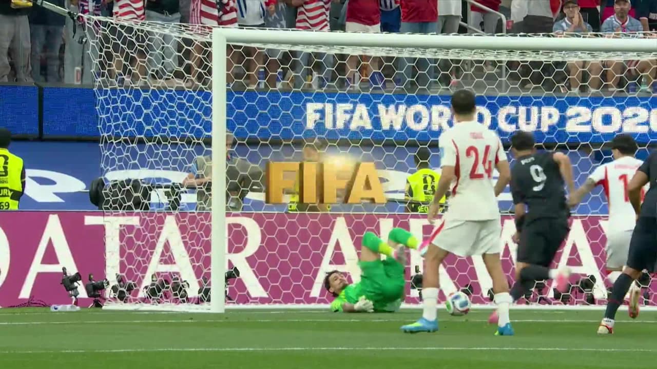 ¡GOL!  anota para Estados Unidos. Auston Trusty