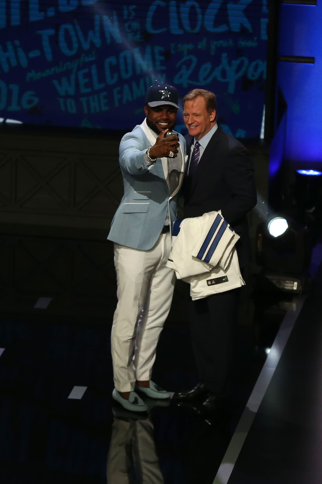 La nueva adquisición de los 'Vaqueros' no dudó en tomarse la selfie con el comisionado de la liga.