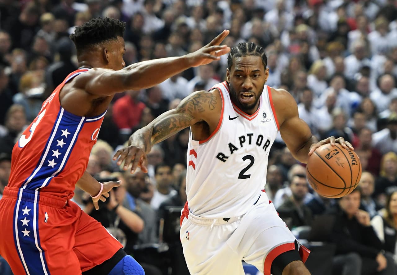 Kawhi Leonard (2) registró su tercer mejor puntaje en un partido de Playoffs, con 41 unidades, para que los Toronto Raptors superaran 92-90 a los Philadelphia 76ers en el Juego 7 de su serie de segunda ronda de ls Postemporada en la Conferencia del Este.