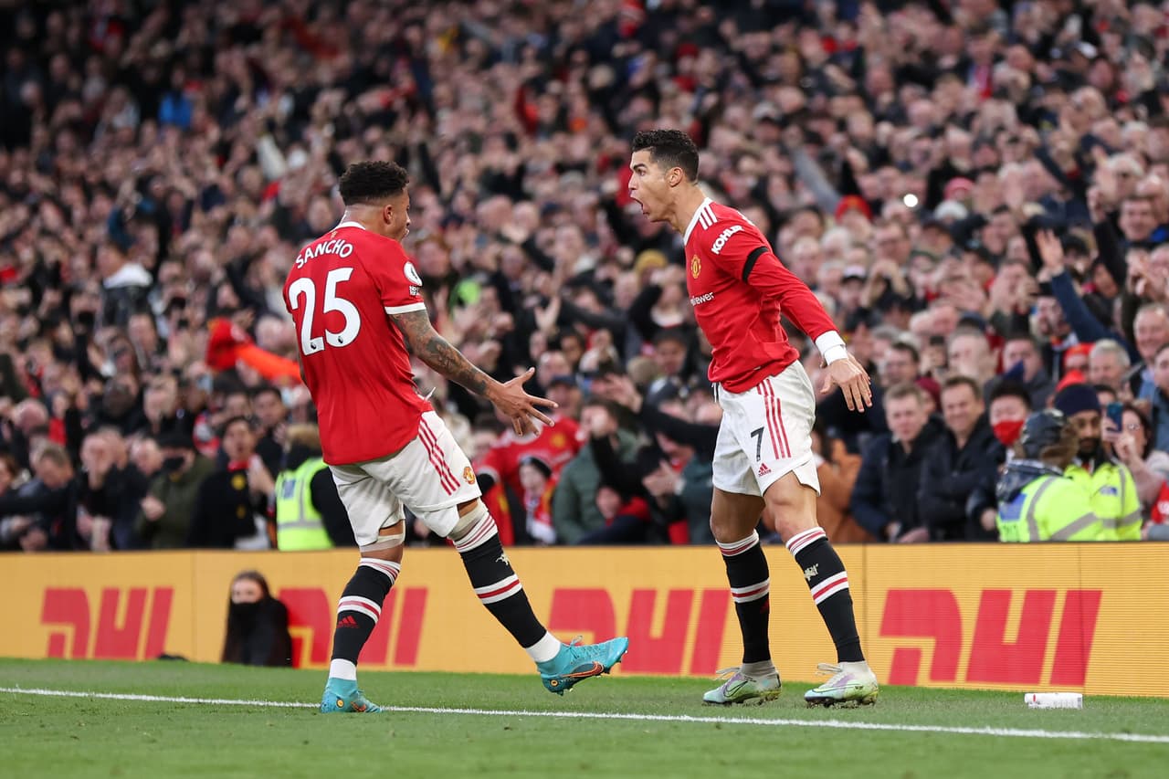 Cristiano Ronaldo anotó hat-trick para que el Manchester United venciera 3-2 al Tottenham.