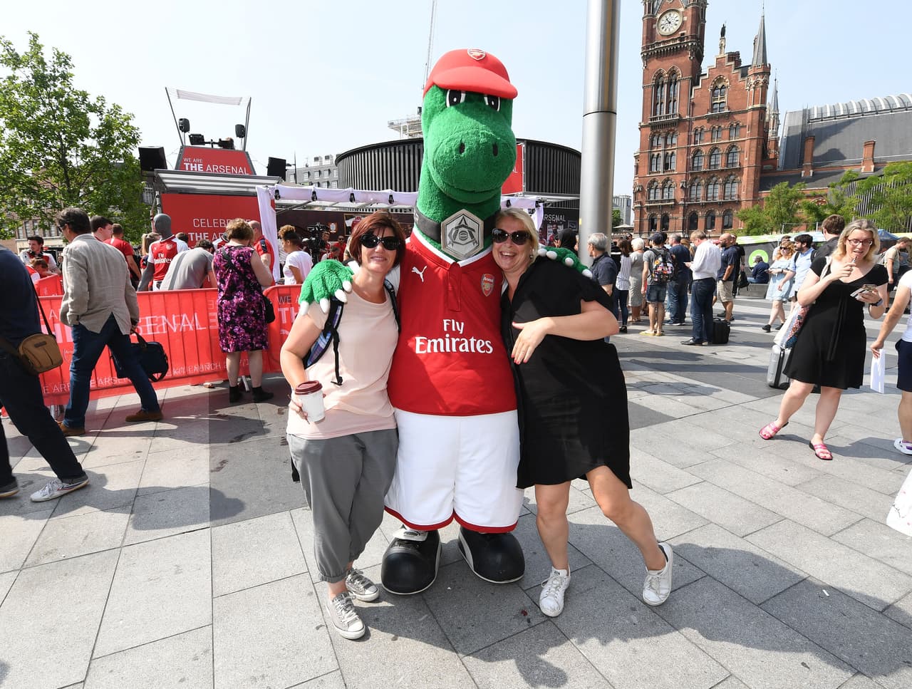 La mascota del equipo fue una de las atracciones para los turistas presentes en King's Cross St. Pancras Station en Londres.