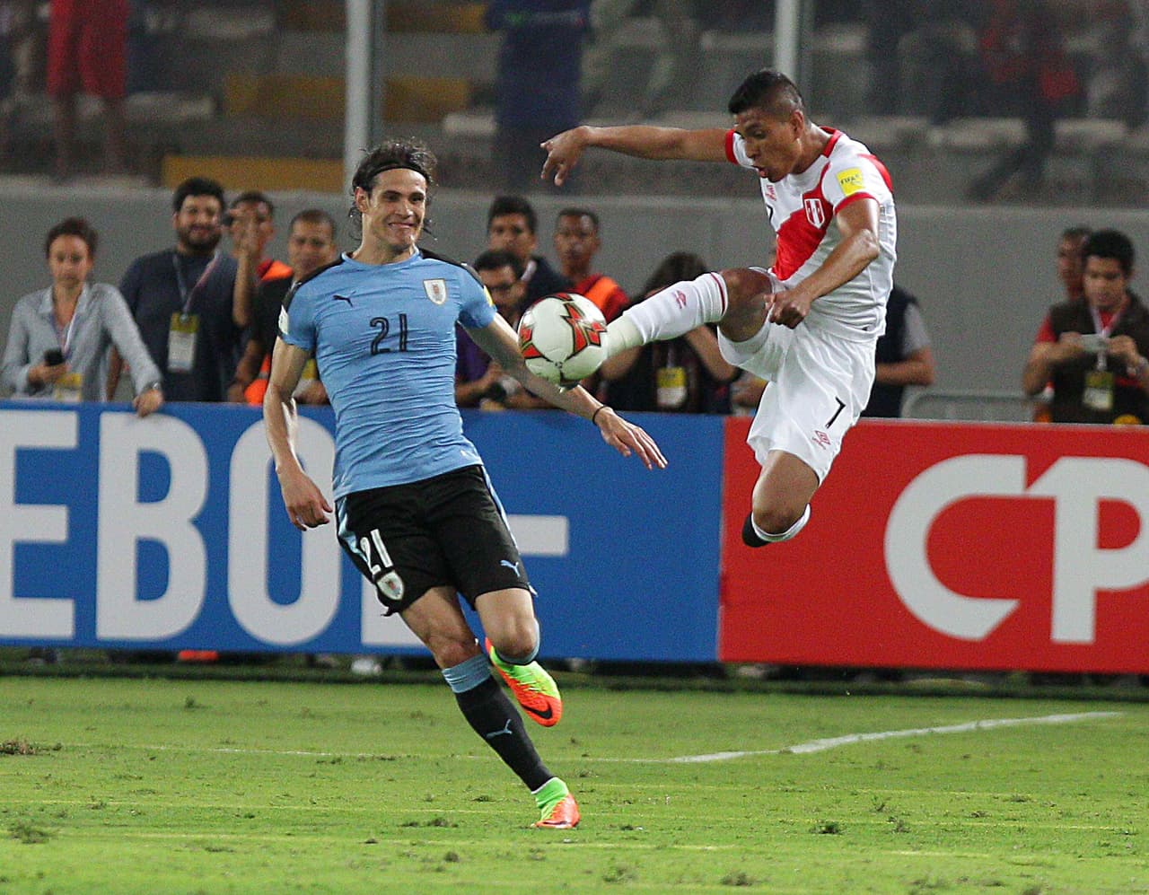 Perú se encargó de alejar a punta de pelotazos el ataque uruguayo, que se fue en una gran embestida.