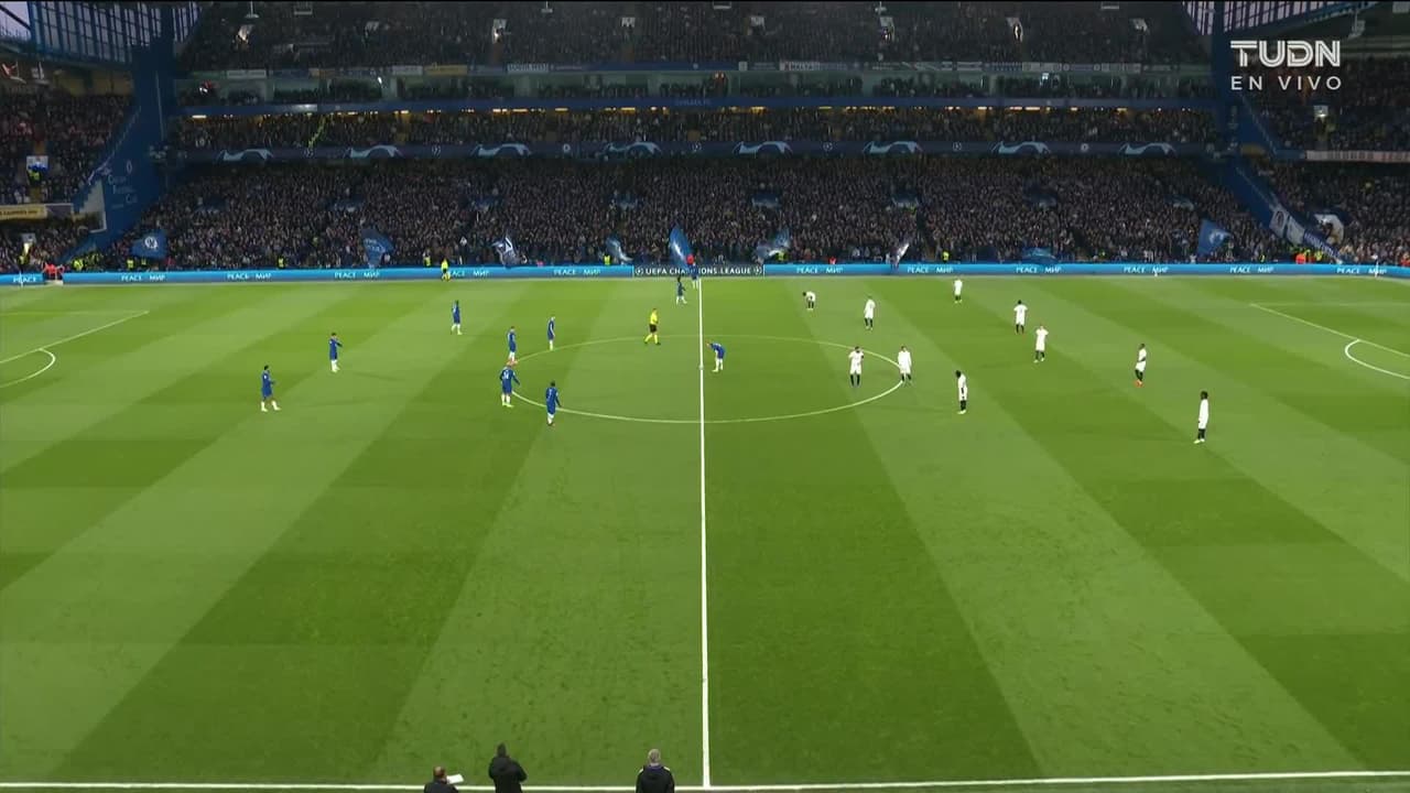 Arranca el partido y la pelota está en juego.