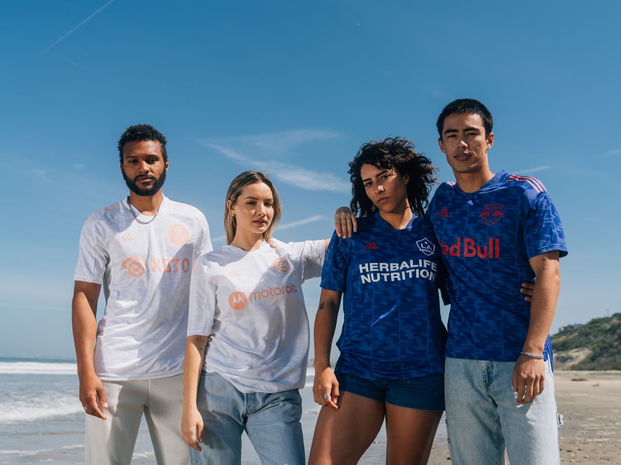 Estas camisetas se fabrican con plásticos recogidos en playas, comunidades costeras y riberas, para evitar la polución de los océanos. Una vez recolectados los residuos, el pláctico se convierte en fibras que pueden ser reutilizadas para crear prendas y calzado.
<br>