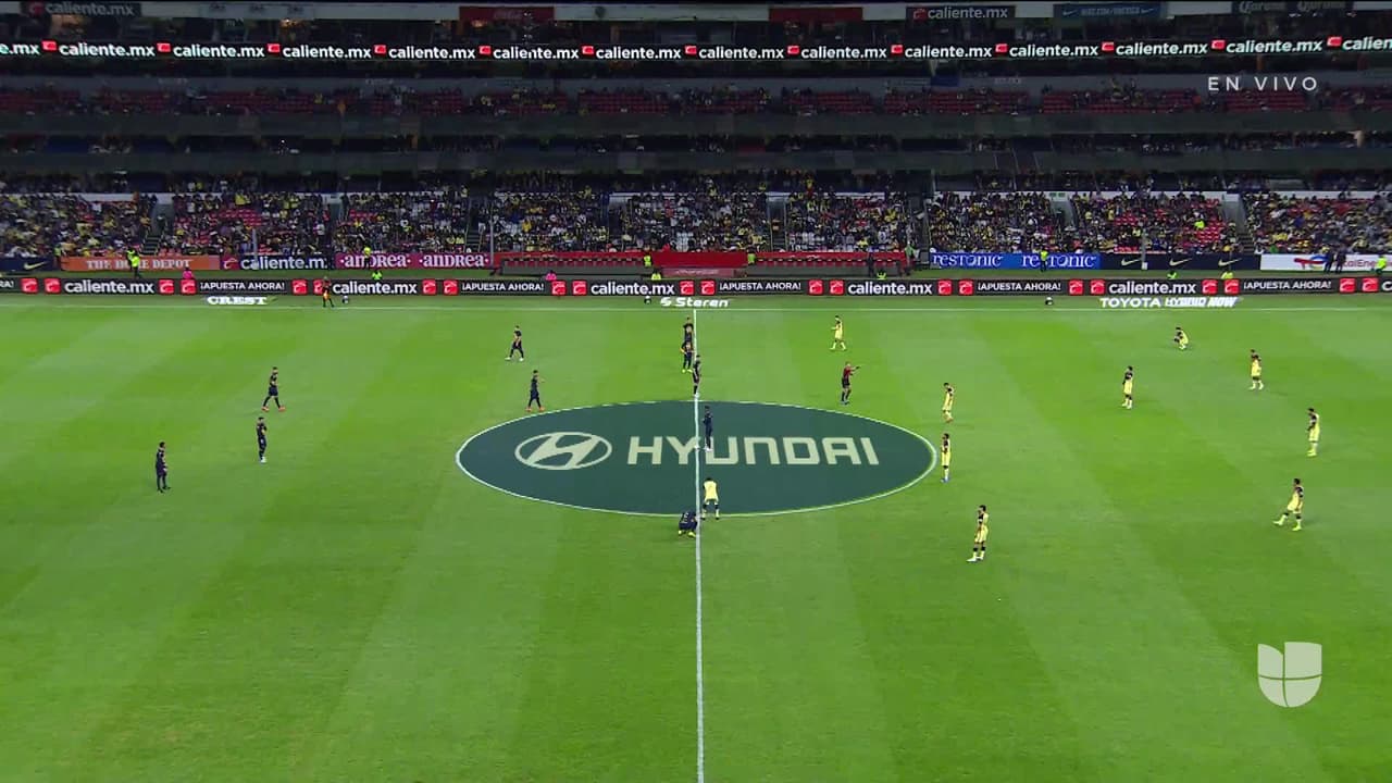 Arranca el partido y la pelota está en juego.