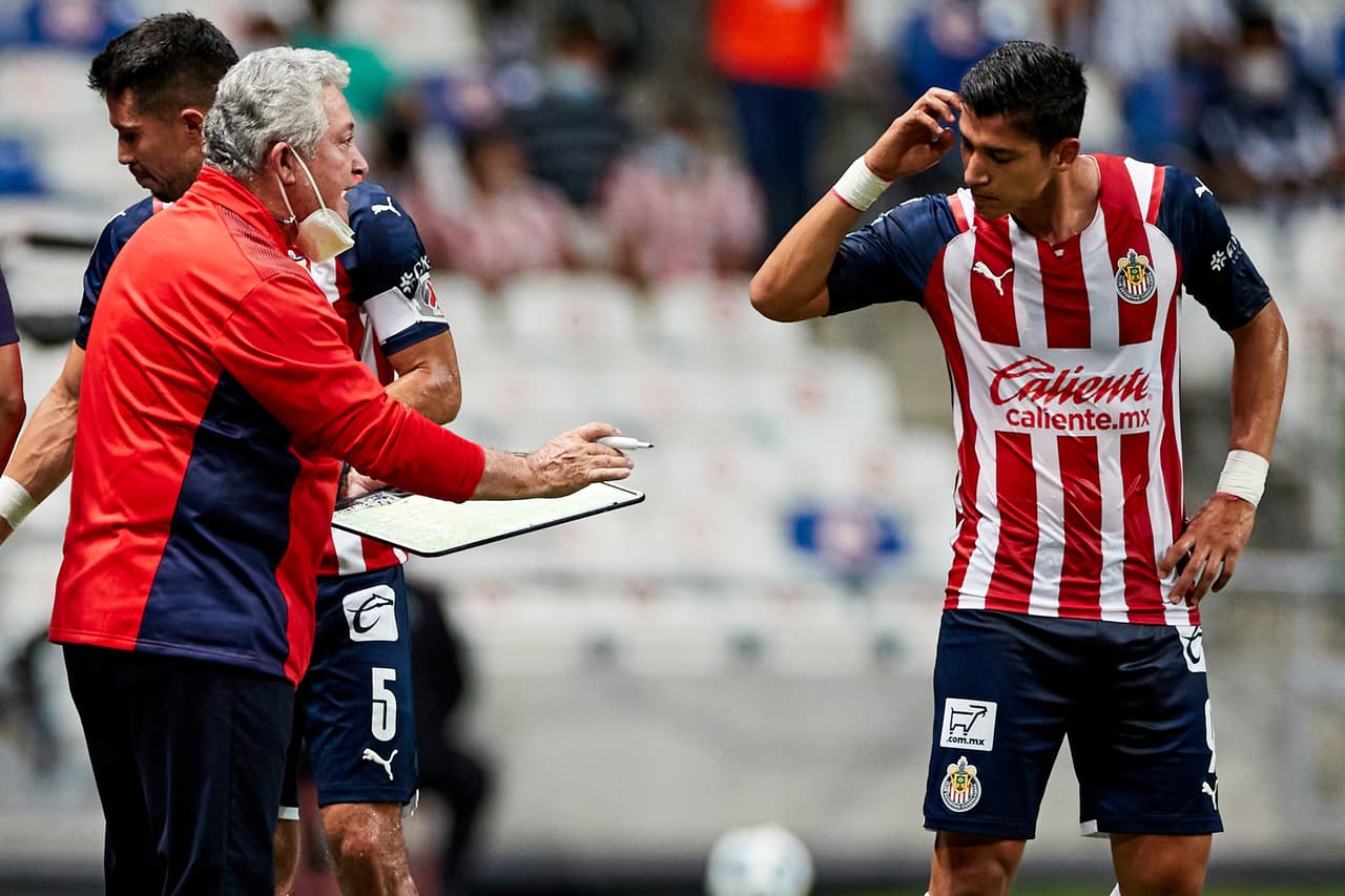 Ángel Zaldívar queda descartado con Chivas ante Pumas por lesión