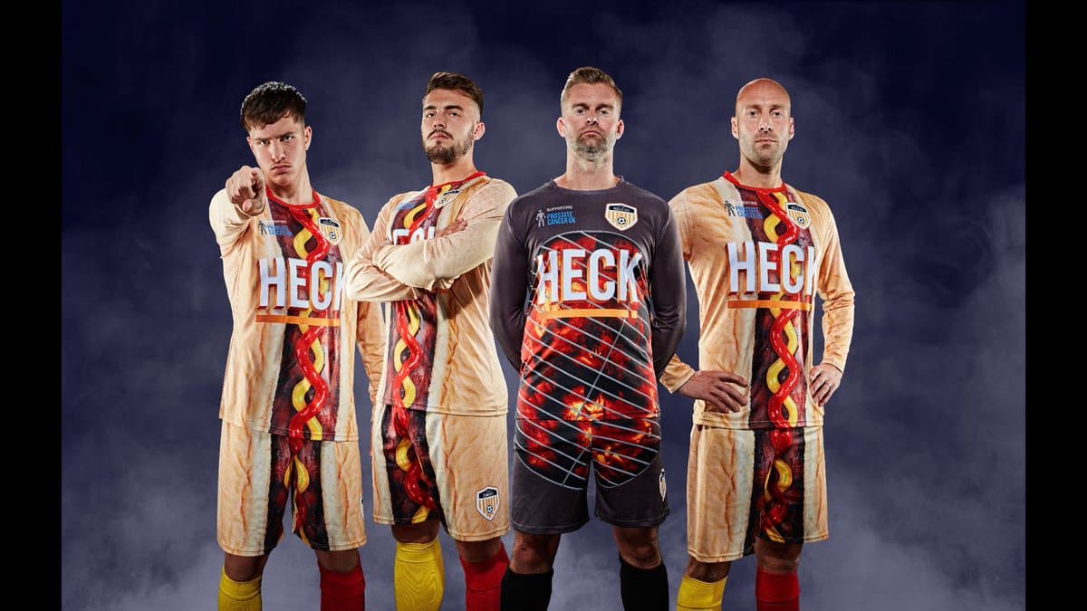 El Bedale AFC de Inglaterra presentó sus nuevas jerseys para la temporada 2018/19 auspiciadas por una marca de salchichas local, hasta el más mínimo detalle.