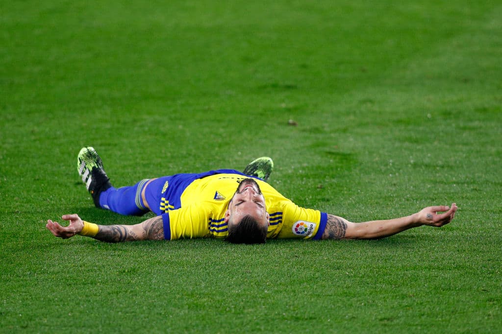 Betis derrota al Cádiz y se mete entre los 10 primeros de La Liga | Guido Rodríguez hizo el solitario gol del triunfo; ‘Choco’ Lozano y Diego Lainez ingresaron en la segunda mitad.