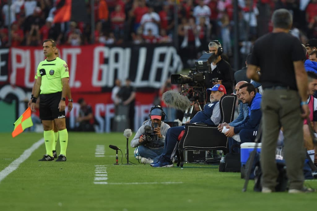Sigue la fiebre maradoniana por el futbol argentino. En Rosario reciben como 'Dios' a Diego Armando Maradona. Gimnasia venció 0-4 a Newell's.