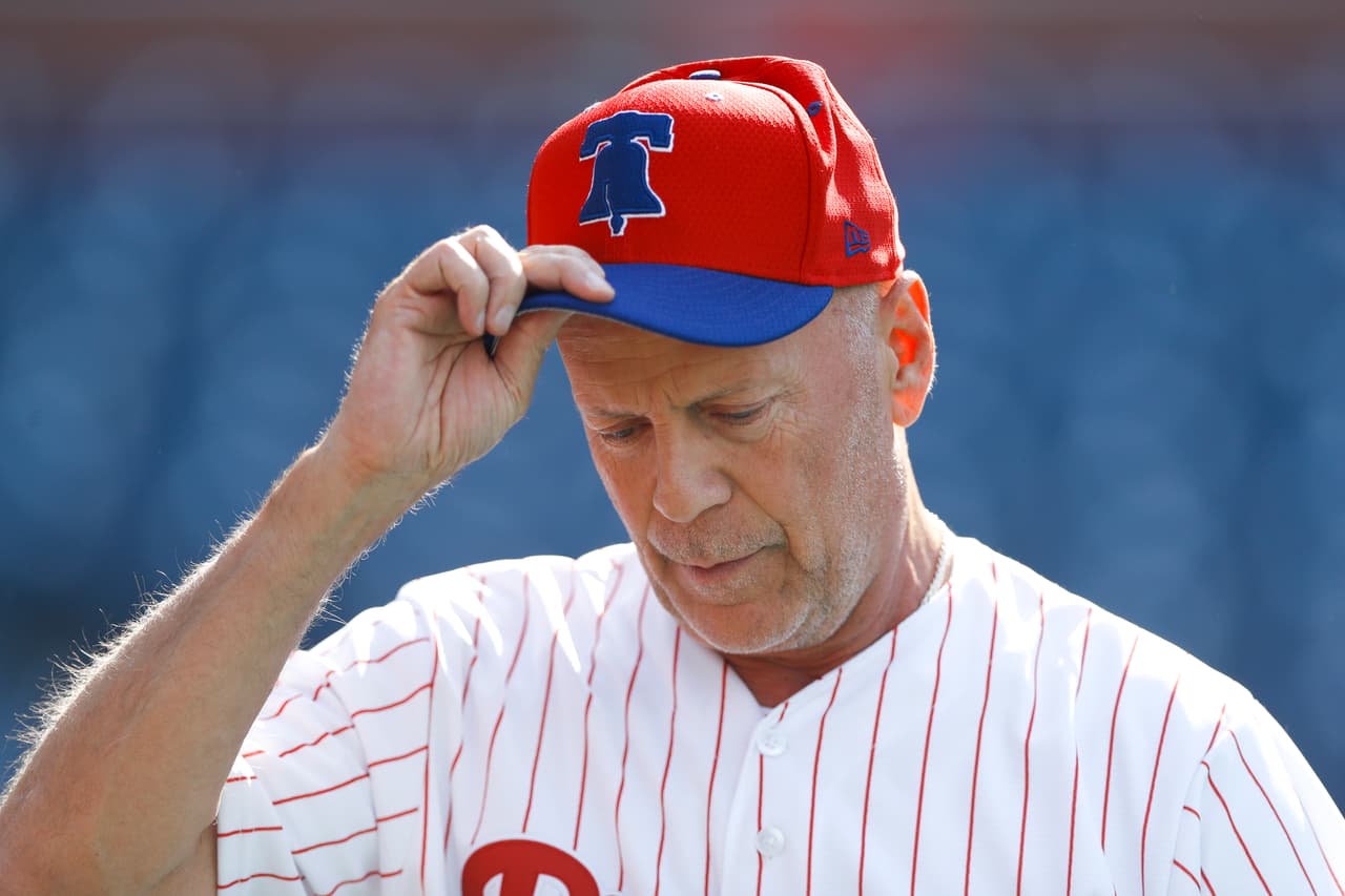 Bruce Willis, de 64 años y recordado por su papel en 'Duro de matar' entre otros filmes, vivió un gran ridículo en el lanzamiento previo al juego de Philadelphia Phillies y Milwaukee Brewers, cuando la bola ni siquiera llegó al receptor, lo que causó el abucheo del estadio, a pesar del buen ánimo del actor en medio del incidente.