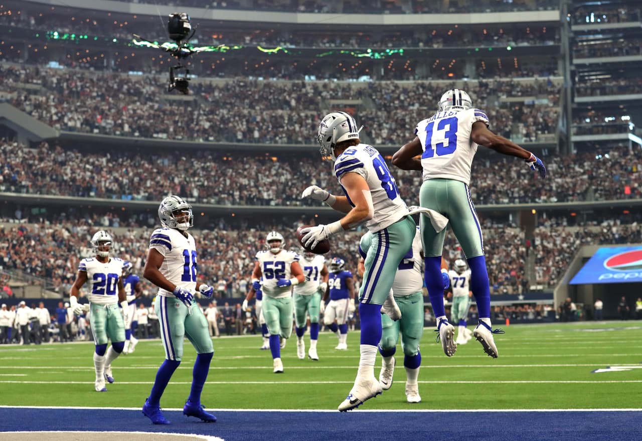 Los Cowboys respondieron con una atrapada del ala cerrada Blake Jarwin #89 y así celebraron la anotación tras el pase de Prescott.