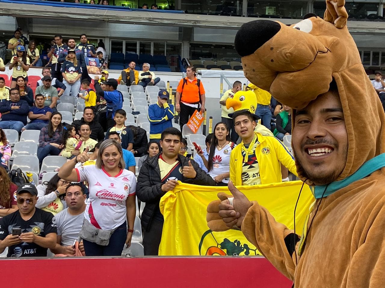Scooby presente en la cancha del Estadio Azteca para alentar a sus Monarcas Morelia.