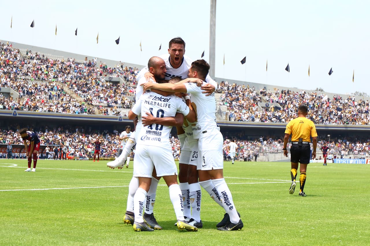 El paraguayo Carlos Rodríguez (izquierda) marcó el primer gol para Pumas con un toque sutil tras un veloz ataque al minuto 27'.