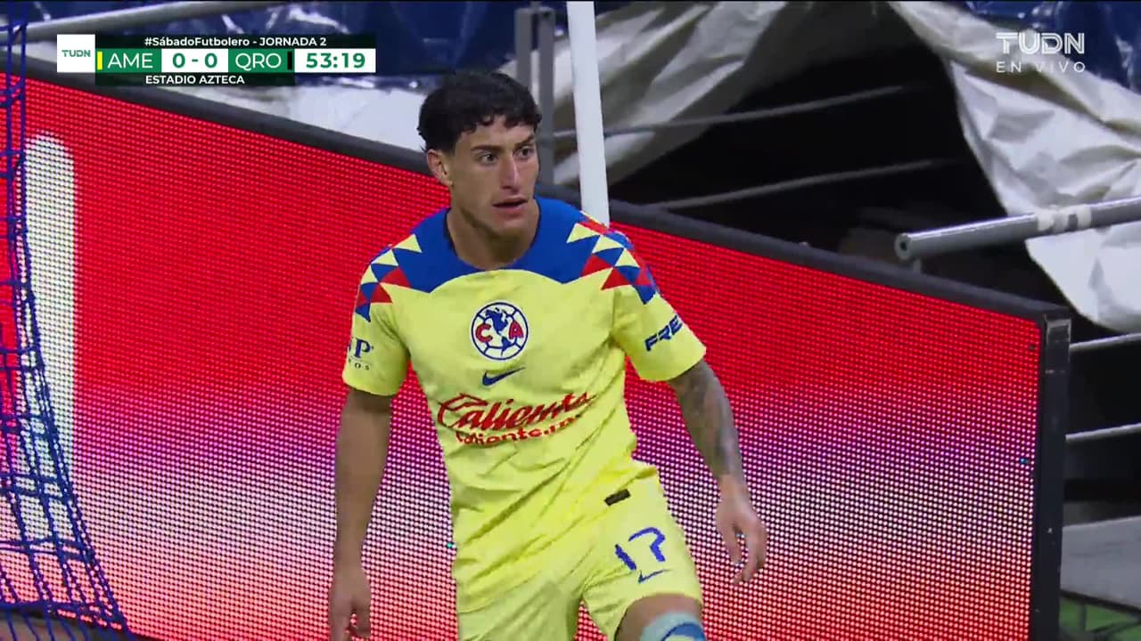 ¡TIRO ATAJADO! disparo por Álex Zendejas.