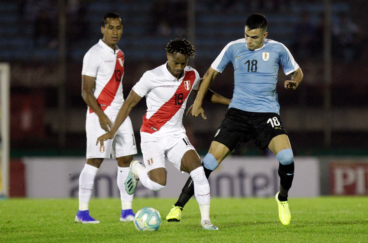 Con gol de Brian Rodríguez al minuto 17, Uruguay vence en casa a Perú.