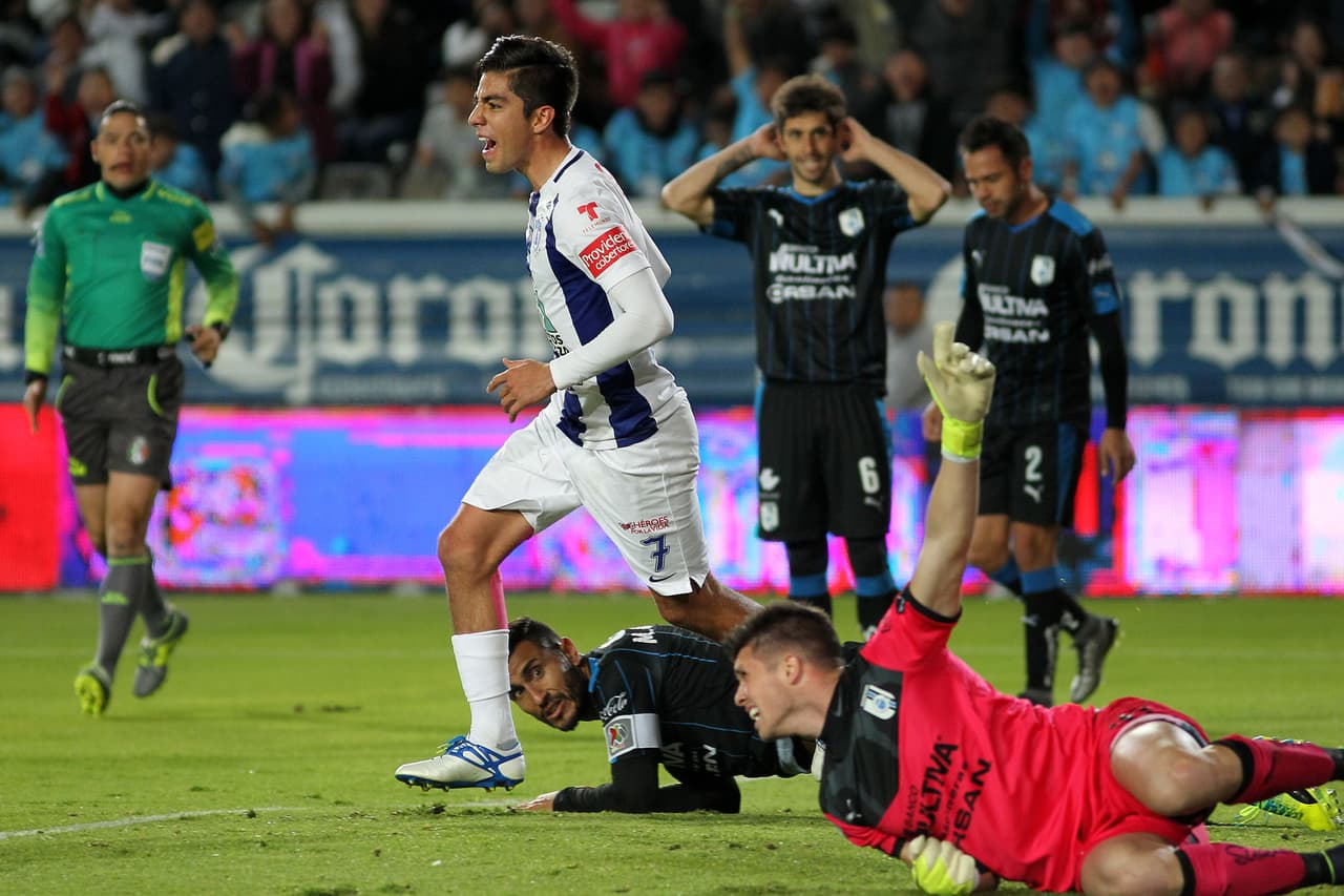 Rodolfo Pizarro celebra su gol ante Gallos.
