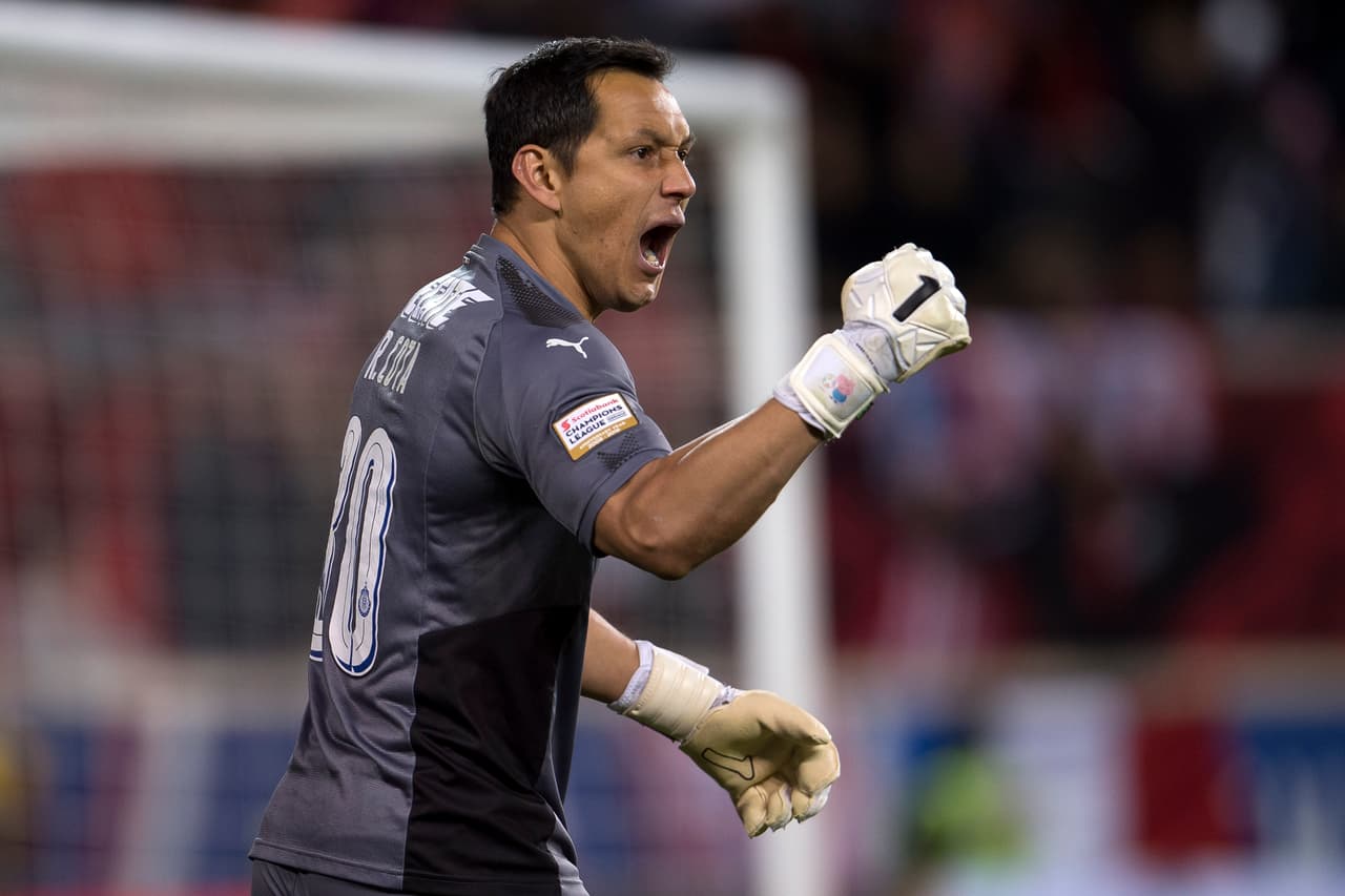 Rodolfo Cota se perderá el partido de ida por acumulación de tarjetas. La defensa de Chivas de Guadalajara es la de menos goles en contra en el torneo.