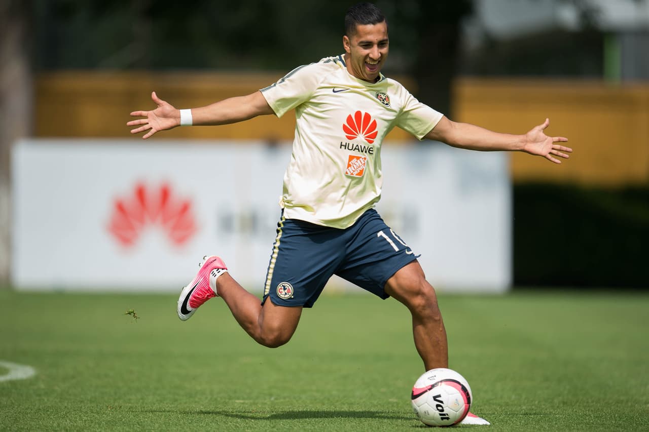 El paraguayo Cecilio Domínguez se prepara, de paso, para celebrar contra Chivas.