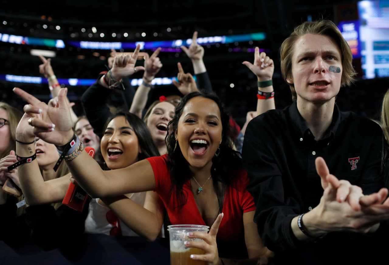 Un increíble ambiente el que se vivió dentro y fuera del US Bank Stadium previo al Juego por el Campeonato Nacional del básquetbol universitario entre los Texas Tech Red Raiders y los Virginia Cavaliers.