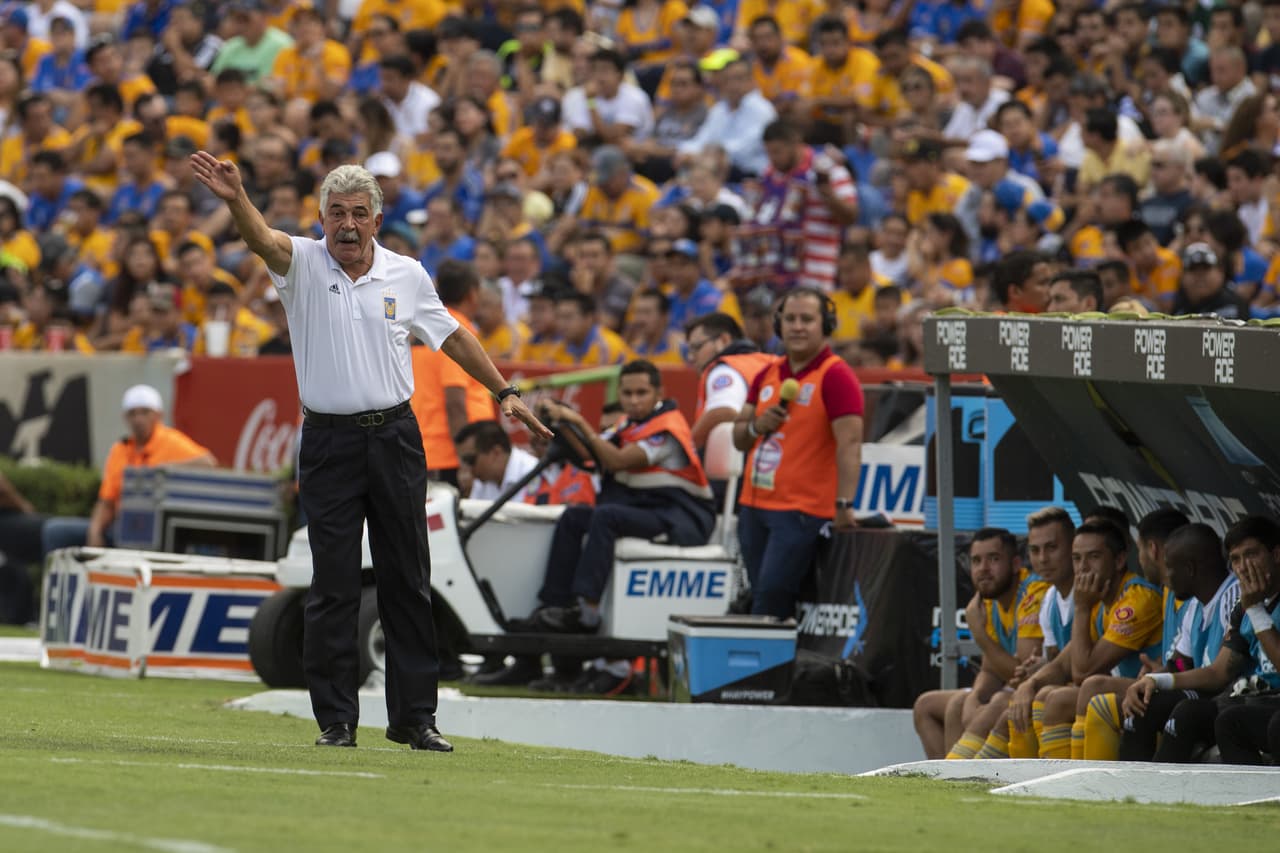 <b>Lo malo:</b> El berrinche del 'Tuca' Ferretti durante el partido entre Tigres y Xolos porque, a su parecer, un fotógrafo estaba colocado demasiado cerca del banderín del tiro de esquina y estorbaba a sus jugadores.